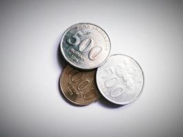 indonesiska rupiah mynt 500 och 1000 mynt foto
