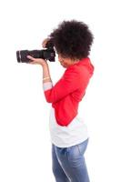 ung afrikansk amerikansk fotograf som tar en bild foto