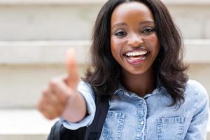 afrikansk amerikan college flicka med tummen upp