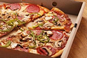 pizza med svamp och pepperoni foto