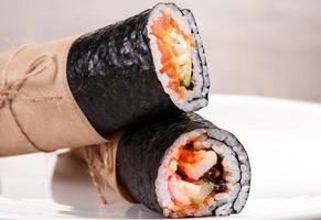 sushi burrito - nytt trendigt matkoncept foto