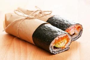 sushi burrito - nytt trendigt matkoncept foto