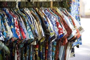 turistbutik som visar rack med hawaiianska skjortor foto