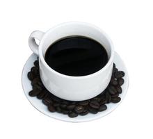 kaffe i en kopp med frön isolerad på vit bakgrund foto