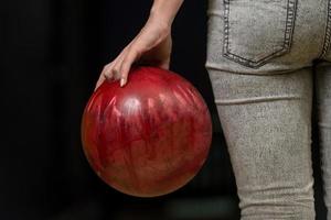 närbild av en rumpa bredvid bowlingboll foto
