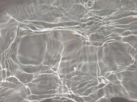 oskärpa suddigt vatten i poolen krusade vatten detalj bakgrund foto