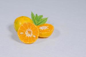 söt apelsin skuren i bitar på vit bakgrund, selektivt fokus, mjukt fokus. foto