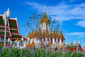 wat ratchanaddaram worawihan det är ett unikt tempel i thailändsk arkitektur. det är ett vackert och känt turistmål som ligger i bangkok, thailand. foto