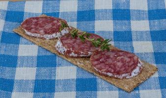 knäckebröd med salami foto