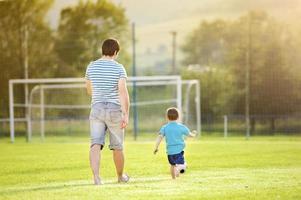 far och son spelar fotboll foto