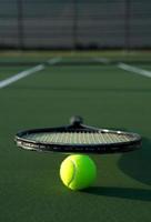 tennisboll och racket foto