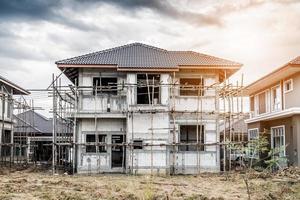 byggande bostäder nytt hus pågår på byggarbetsplatsen foto