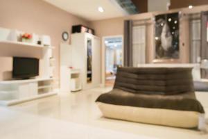 abstrakt oskärpa soffa i möbler showroom butik interiör med bokeh ljus bakgrund för montage produkt display foto