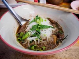 thailändsk stil nötköttsnudlar soppa foto