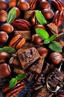 choklad, nötter och mynta foto