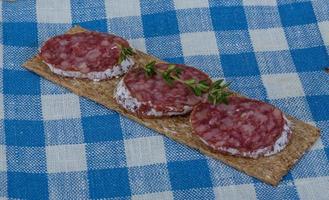 knäckebröd med salami foto