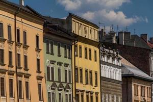 vacker fasad av gamla hus i Krakow, Polen foto