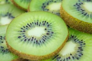 vackra kiwi frukt skivor bakgrund foto