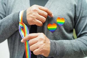 asiatisk kvinna med regnbågsflagga, hbt-symbolrättigheter och jämställdhet, hbt-pride-månad i juni. foto