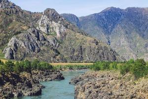 berg med flod och skogslandskap. vild flod i bergen. sommarlandskap i altai, sibirien. foto