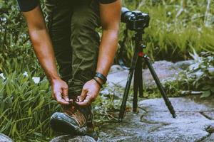 fotograf asiatisk man. resande fotografi naturen. resa koppla av i semestern promenad i skogen. foto