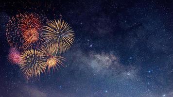fyrverkerier med suddiga Vintergatan bakgrund foto