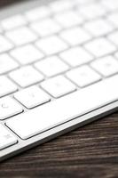 närbild av ett modernt vitt, grått datortangentbord foto