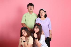 lycklig asiatisk familj foto