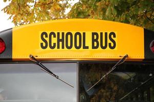 gul amerikansk skolbuss som används för att transportera barn till skolan foto