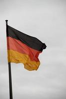 Tysklands flagga utvecklas i vinden foto