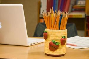 lärares skrivbord med laptop och pennor