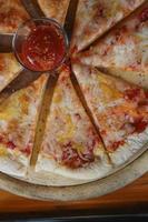 hemlagade pizzor tillagas i en kolugn och serveras på träbrickor i restaurangen. hemlagad pizza med hälsosamma ingredienser och gör pizzapåfyllning som kunderna kan välja mellan. foto