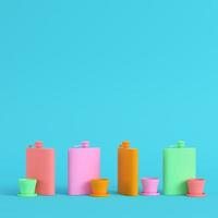fyra hippa färgglada kolvar med kopp på klarblå bakgrund i pastellfärger. minimalism koncept foto