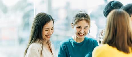 asiatiska affärsmän möte konferens diskussion arbetskoncept. foto