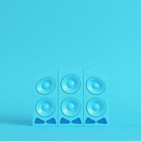 stereo tecknade högtalare på klarblå bakgrund i pastellfärger foto