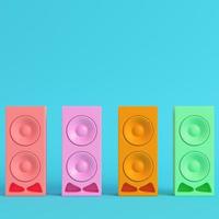fyra färgglada högtalare på klarblå bakgrund i pastellfärger foto