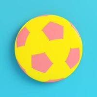gul fotboll på klarblå bakgrund i pastellfärger foto