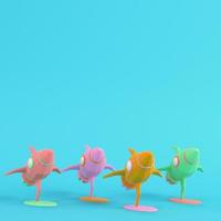 fyra färgglada leksaksraketer på klarblå bakgrund i pastellfärger. minimalism koncept foto
