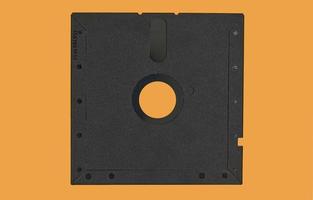 vintage diskett 5,25 tum. retro lagringsteknik isolerad på orange bakgrund. foto