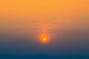 himmel med moln. soluppgång himmel bakgrund foto