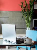 modern arbetsplats med bärbar dator och kaffekopp på skrivbordet