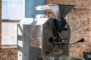 kaffe rostning maskin på ett café. litet företag. foto