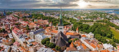 vacker panoramautsikt över Tallinn, Estlands huvudstad med en gammal stad mitt i staden. foto