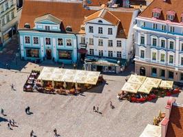 Flygfoto över den soliga dagen under sommartid i ett vackert medeltida stadshus foto