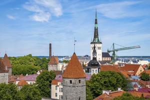 naturskön utsikt över gotisk kyrka och hus i gammal historisk stadsbild mot himlen foto