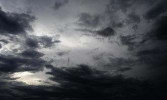 svart molnregnstorm på den stora himlen foto