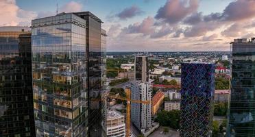 Flygfoto över Tallinns affärscenter på kvällen. vackra affärsdistrikt foto