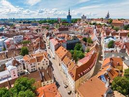 vacker flygfoto över Tallinn gamla stan. medeltida stad i norra Europa. foto