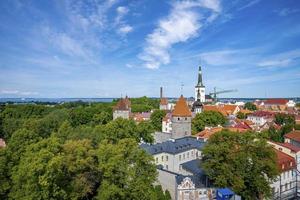 hög vinkel utsikt över gotisk kyrka mitt i gamla historiska stadsbilden mot blå himmel foto