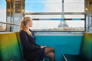 vacker ung kvinna i parisisk tunnelbana foto